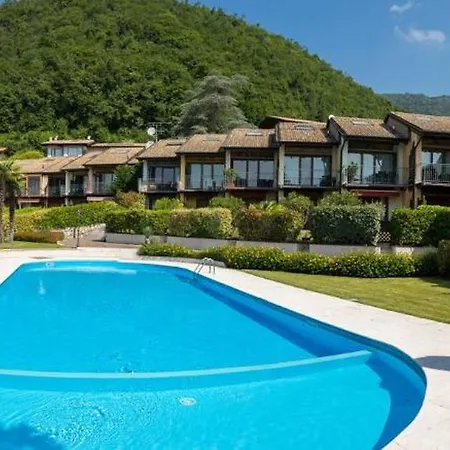 Blue With Shared Pool And Private Garden Near Salo