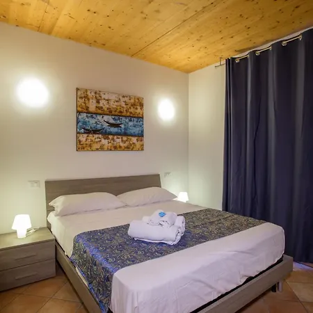 Blue With Shared Pool And Private Garden Near Salo Vila *