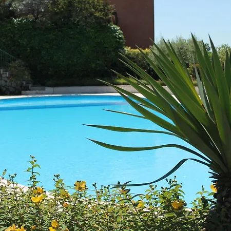 Blue With Shared Pool And Private Garden Near Salo Vila
