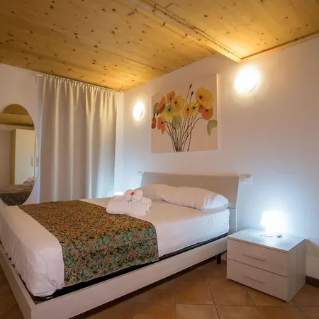 Blue With Shared Pool And Private Garden Near Salo *