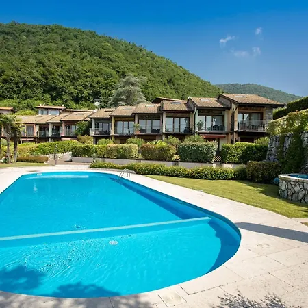 Blue With Shared Pool And Private Garden Near Salo Roe