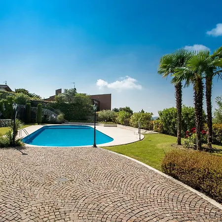 Terraced House With Shared Pool Roe