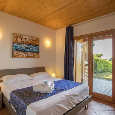 Blue With Shared Pool And Private Garden Near Salo Vila