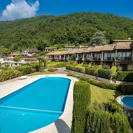 아파트 Terraced House With Shared Pool 로에