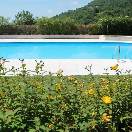Terraced House With Shared Pool Appartamento