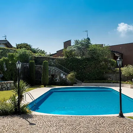 Blue With Shared Pool And Private Garden Near Salo Villa Roe