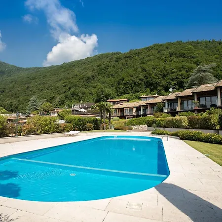 Blue With Shared Pool And Private Garden Near Salo * Roe